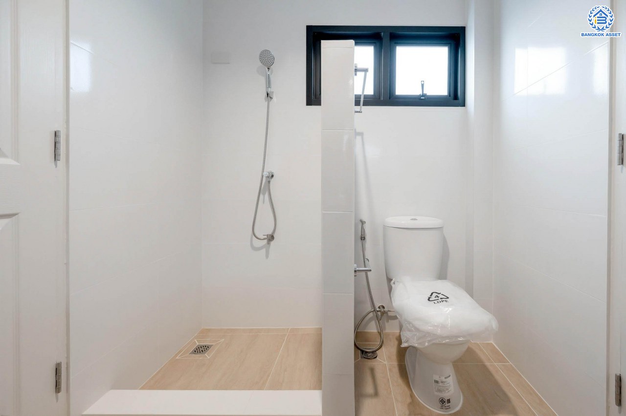 บ้านเดี่ยวมือสอง ตกแต่งใหม่ โครงการ ศศิธร บางบอน3 รองรับทุกความสุข เนื้อที่ 65.3 ตร.ว. ฟังก์ชัน 3 ห้องนอน 3 ห้องน้ำ 1 ห้องอเนกประสงค์ จอดรถได้ 2 คัน บนทำเลเดินทางสะดวก ใกล้รถไฟฟ้าสายสีน้ำเงิน "สถานีหลักสอง" และจุดขึ้นทางด่วน "พระราม2" และ The Mall บางแค